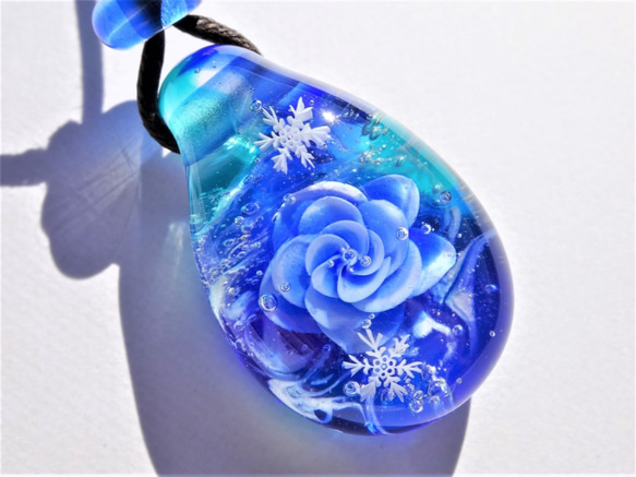 “冬季藍玫瑰”吊墜玻璃Tonbon球散玫瑰雪花 第1張的照片