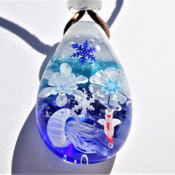 《しましまクラゲとクリオネ～雪華》　ペンダント　ガラス　とんぼ玉　雪の結晶　冬　クラゲ　クリスマス　 2枚目の画像