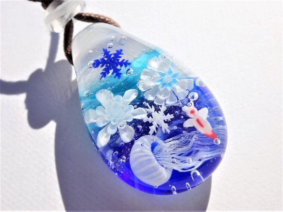 《しましまクラゲとクリオネ～雪華》　ペンダント　ガラス　とんぼ玉　雪の結晶　冬　クラゲ　クリスマス　 3枚目の画像