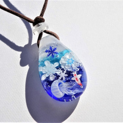 《しましまクラゲとクリオネ～雪華》　ペンダント　ガラス　とんぼ玉　雪の結晶　冬　クラゲ　クリスマス　 4枚目の画像