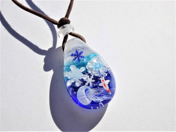 《しましまクラゲとクリオネ～雪華》　ペンダント　ガラス　とんぼ玉　雪の結晶　冬　クラゲ　クリスマス　 4枚目の画像