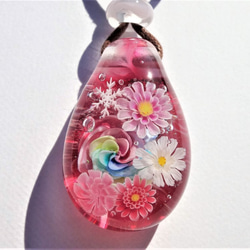 《レインボーローズブーケ》　ペンダント　ガラス　とんぼ玉　薔薇　花　雪の結晶 2枚目の画像