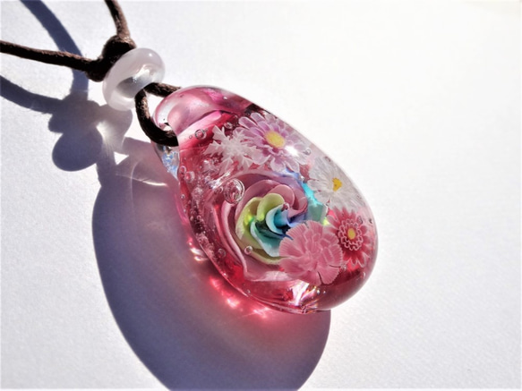 《レインボーローズブーケ》　ペンダント　ガラス　とんぼ玉　薔薇　花　雪の結晶 4枚目の画像
