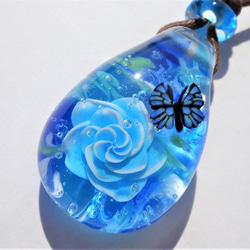 《ブルーローズと幸せの青い蝶》　ペンダント　ガラス　とんぼ玉　花　薔薇　蝶　 1枚目の画像