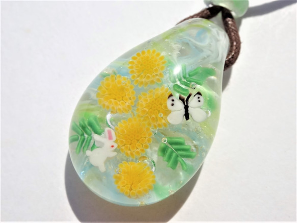 ミモザとうさぎ》 ペンダント ガラス とんぼ玉 花 ちょうちょ うさぎ