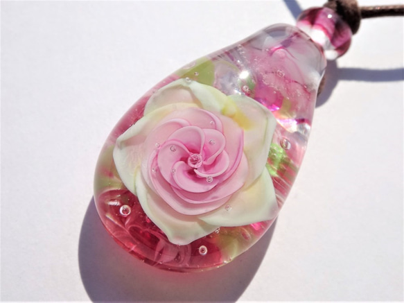 《Rose～Mimieden》　ペンダント　ガラス　とんぼ玉　花　薔薇　バラ　ミミエデン　母の日　 3枚目の画像