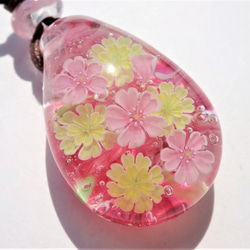 《桜とウコン桜》　ペンダント　ガラス　とんぼ玉　桜 　春 1枚目の画像