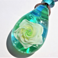 《Rose～Jade》　ペンダント　ガラス　とんぼ玉　花　薔薇　バラ　ジェイド　　 3枚目の画像