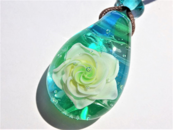 《Rose～Jade》　ペンダント　ガラス　とんぼ玉　花　薔薇　バラ　ジェイド　　 3枚目の画像