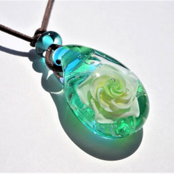 《Rose～Jade》　ペンダント　ガラス　とんぼ玉　花　薔薇　バラ　ジェイド　　 4枚目の画像