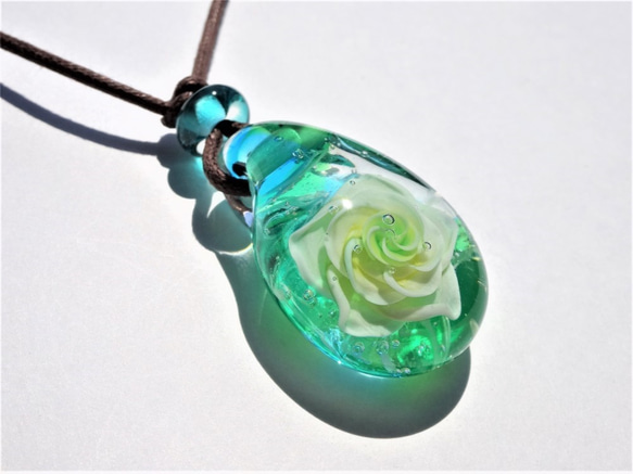 《Rose～Jade》　ペンダント　ガラス　とんぼ玉　花　薔薇　バラ　ジェイド　　 4枚目の画像