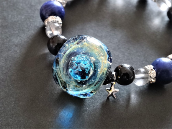 　《地球》　ブレスレット　とんぼ玉　宇宙ガラス　銀河　星　天然石　 1枚目の画像