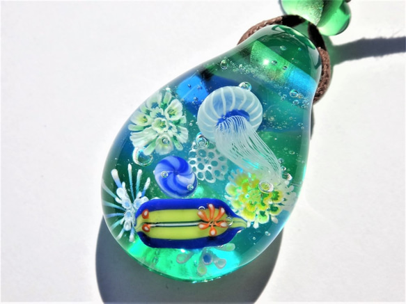 《しましまクラゲとウミウシ》　ペンダント　ガラス　とんぼ玉　海月　ウミウシ 1枚目の画像