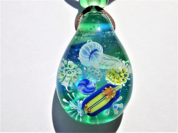 《しましまクラゲとウミウシ》　ペンダント　ガラス　とんぼ玉　海月　ウミウシ 2枚目の画像