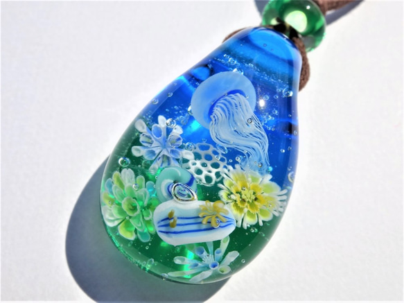 《クラゲとウミウシ》　ペンダント　ガラス　とんぼ玉　海月　ウミウシ 1枚目の画像