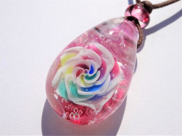 レインボーローズ》 ペンダント ガラス とんぼ玉 花 薔薇 バラ 