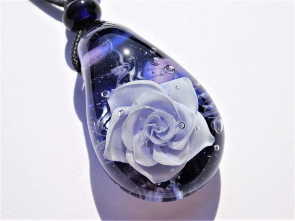 タンザナイトローズ》 ペンダント ガラス とんぼ玉 薔薇 バラ 