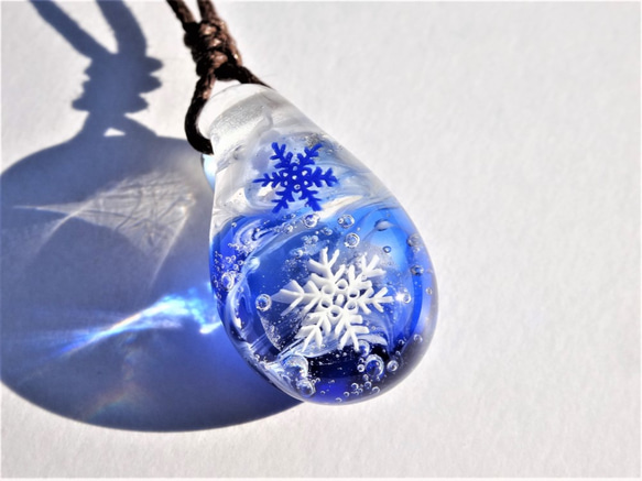 「Creema限定」《雪の結晶》　プチペンダント　ガラス　とんぼ玉　ペンダント 1枚目の画像