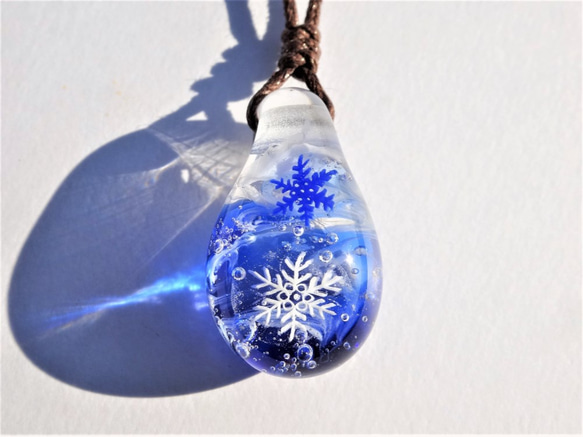 「Creema限定」《雪の結晶》　プチペンダント　ガラス　とんぼ玉　ペンダント 2枚目の画像