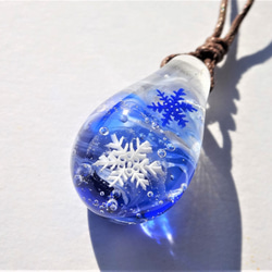 「Creema限定」《雪の結晶》　プチペンダント　ガラス　とんぼ玉　ペンダント 3枚目の画像