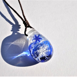 「Creema限定」《雪の結晶》　プチペンダント　ガラス　とんぼ玉　ペンダント 4枚目の画像