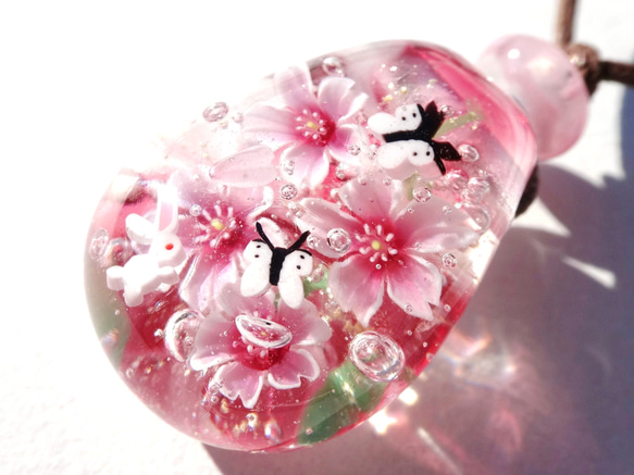 《桜とうさぎとモンシロチョウ》　ガラス　とんぼ玉　ペンダント　 1枚目の画像