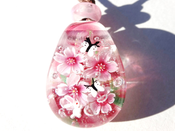 《桜とうさぎとモンシロチョウ》　ガラス　とんぼ玉　ペンダント　 2枚目の画像