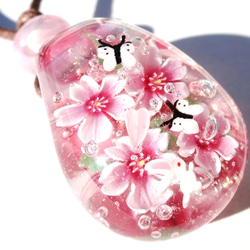 《桜とうさぎとモンシロチョウ》　ガラス　とんぼ玉　ペンダント　 3枚目の画像