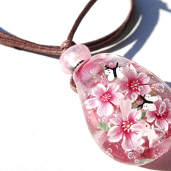 《桜とうさぎとモンシロチョウ》　ガラス　とんぼ玉　ペンダント　 4枚目の画像