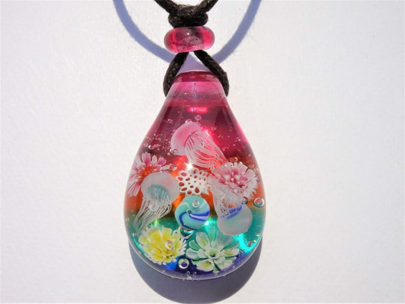 《夕凪の赤ちゃんクラゲ》 ペンダント　ガラス　とんぼ玉　クラゲ　海月　アクアリウム 2枚目の画像