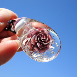 《アンティークローズ》　ペンダント　ガラス　とんぼ玉　薔薇　バラ　 1枚目の画像