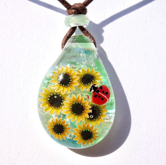 《ひまわりとてんとう虫》　ペンダント　ガラス　とんぼ玉　向日葵　テントウムシ　 2枚目の画像