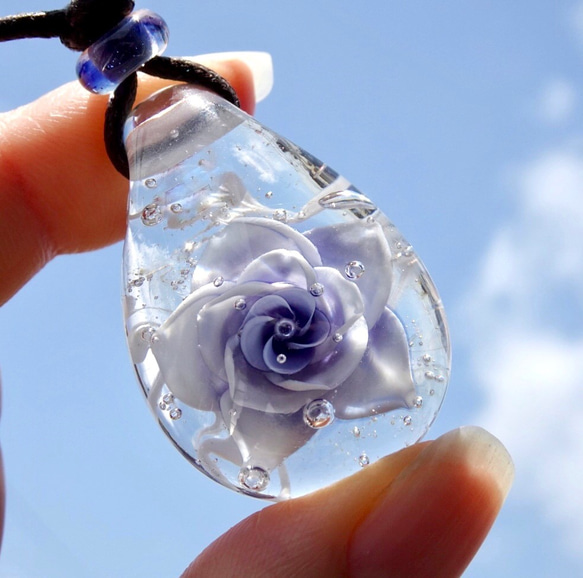 《Rose～ブルーヘブン》　ペンダント　ガラス　とんぼ玉　薔薇　ブルーヘブン　 1枚目の画像
