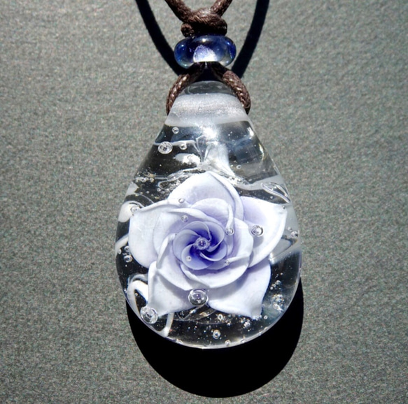 《Rose～ブルーヘブン》　ペンダント　ガラス　とんぼ玉　薔薇　ブルーヘブン　 2枚目の画像