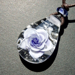 《Rose～ブルーヘブン》　ペンダント　ガラス　とんぼ玉　薔薇　ブルーヘブン　 4枚目の画像