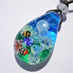 《しましまクラゲとマンボウと熱帯魚》　ペンダント　ガラス　とんぼ玉 　海月　マンボウ　クマノミ　アクアリウム　 3枚目の画像