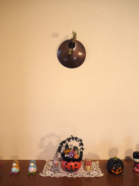 まあるい壁掛け銅製花器（一輪挿し） 3枚目の画像