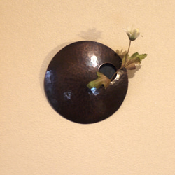 まあるい壁掛け銅製花器（一輪挿し） 1枚目の画像