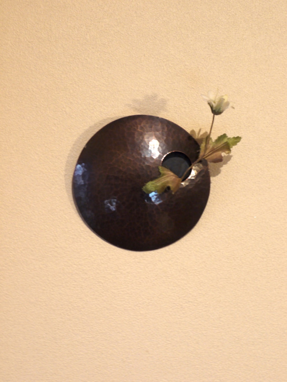まあるい壁掛け銅製花器（一輪挿し） 1枚目の画像
