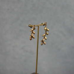 Bud / asymmetry earrings 3枚目の画像