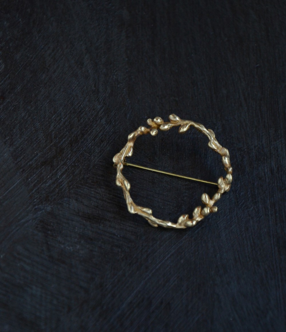 ブローチ｜つぼみモチーフ 真鍮 リース型 大きめ｜Wreath L