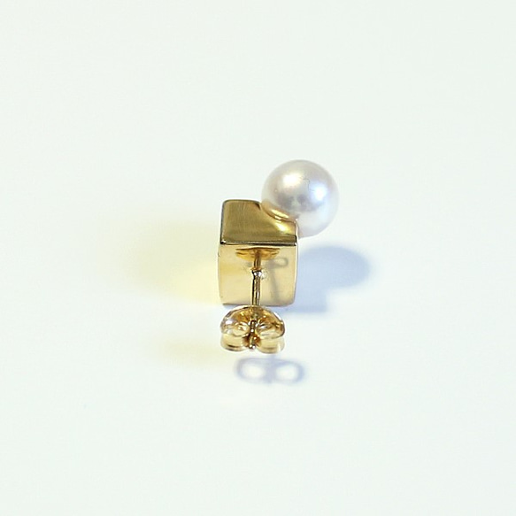 ■solid pearl pierce -square / gold-■ ソリッドパールピアス スクエア ゴールド 4枚目の画像