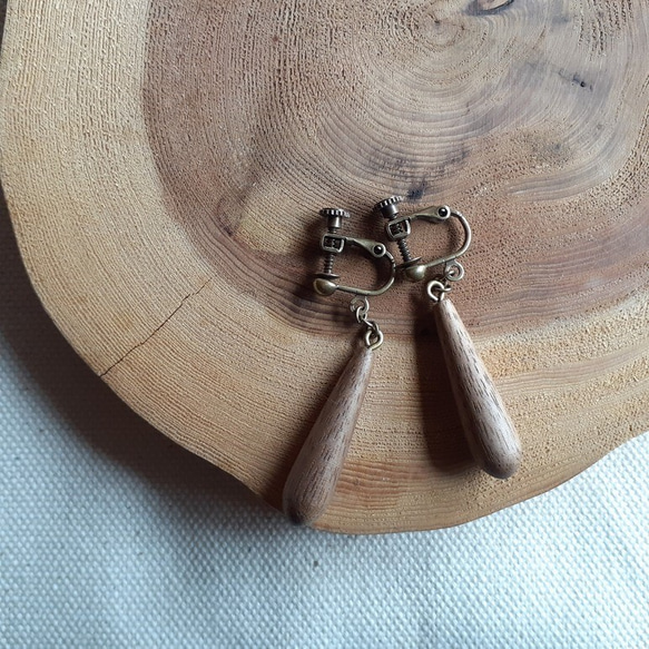 木のイヤリング　「雫 mini」　 2枚目の画像