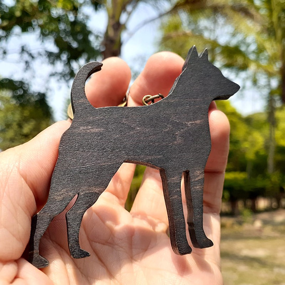 手作り木製キーホルダー[ブラックドッグブラザー-台湾犬] 1枚目の画像