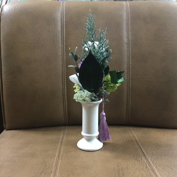 白い花器のお供え花（１対） 2枚目の画像