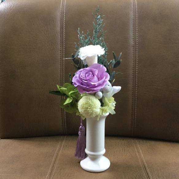 白い花器のお供え花（１対） 3枚目の画像