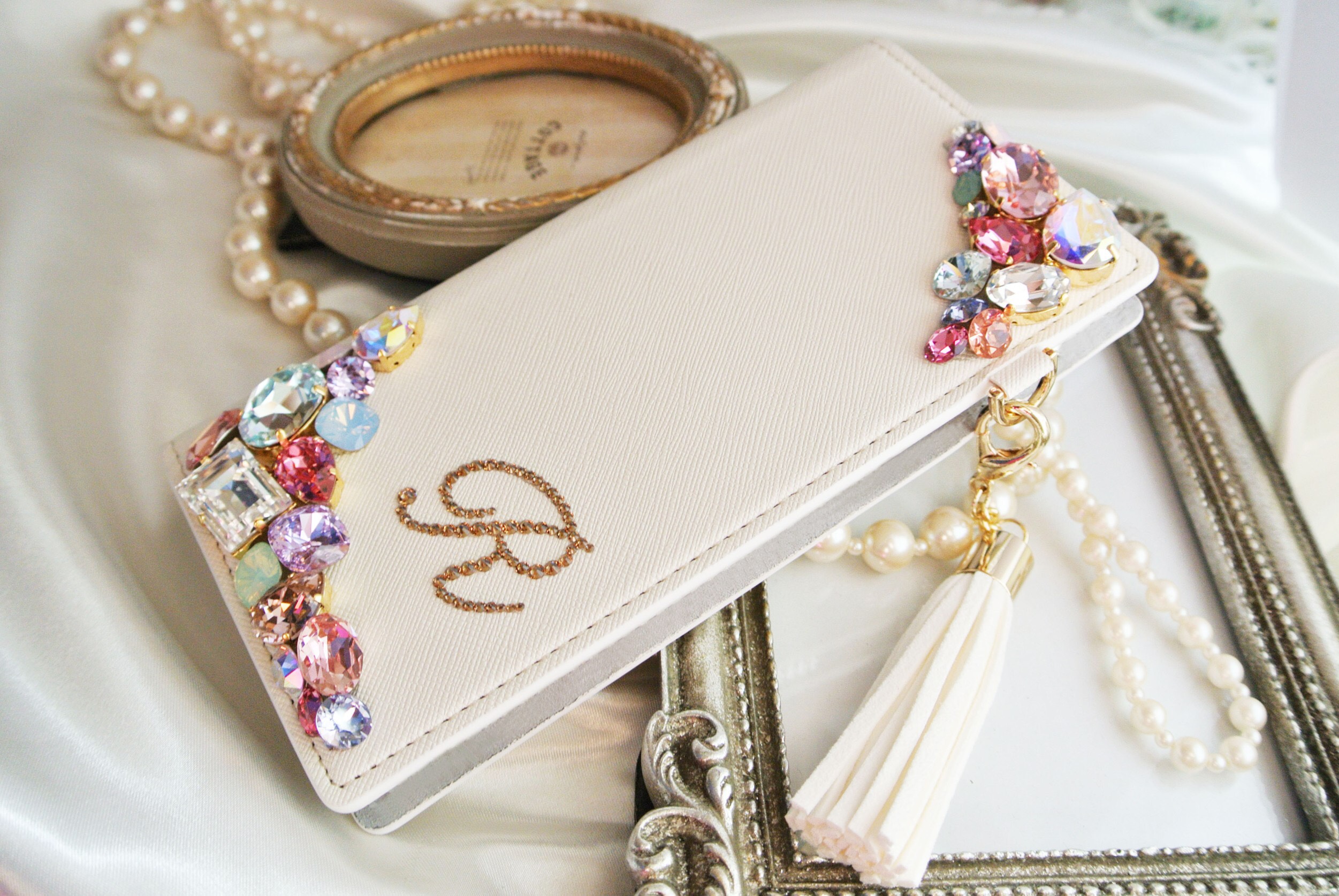 手帳型iPhone16pro,Max,15,14他スワロフスキービジュー イニシャルカバー デコレーションケースオーロラ