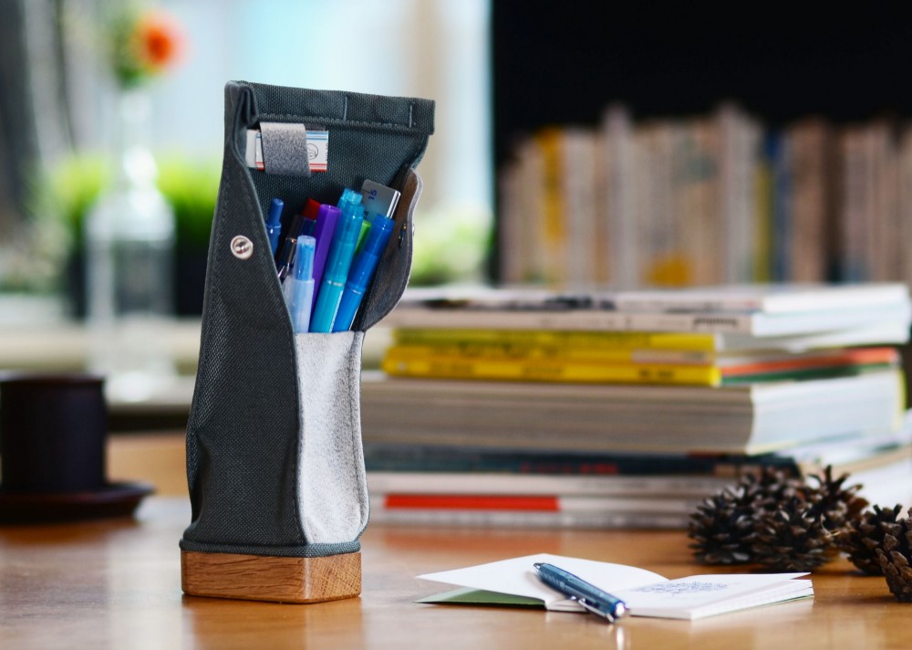 立てたままつかえる、Cordura nylon/Ultrasuedeとナラの木のペンスタンドケース 【チャコールグレー】
