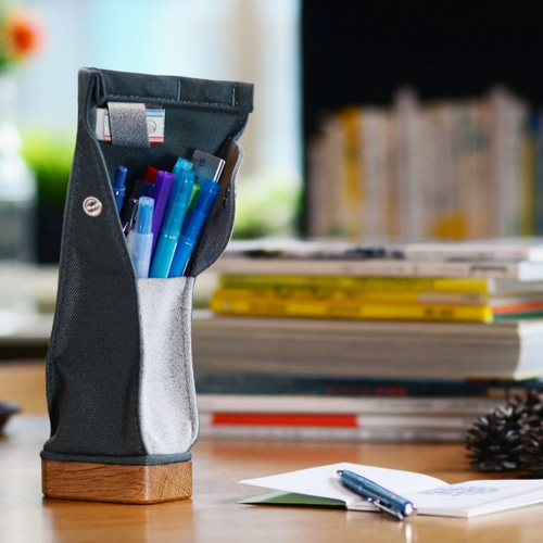 立てたままつかえる、Cordura nylon/Ultrasuedeとナラの木のペン