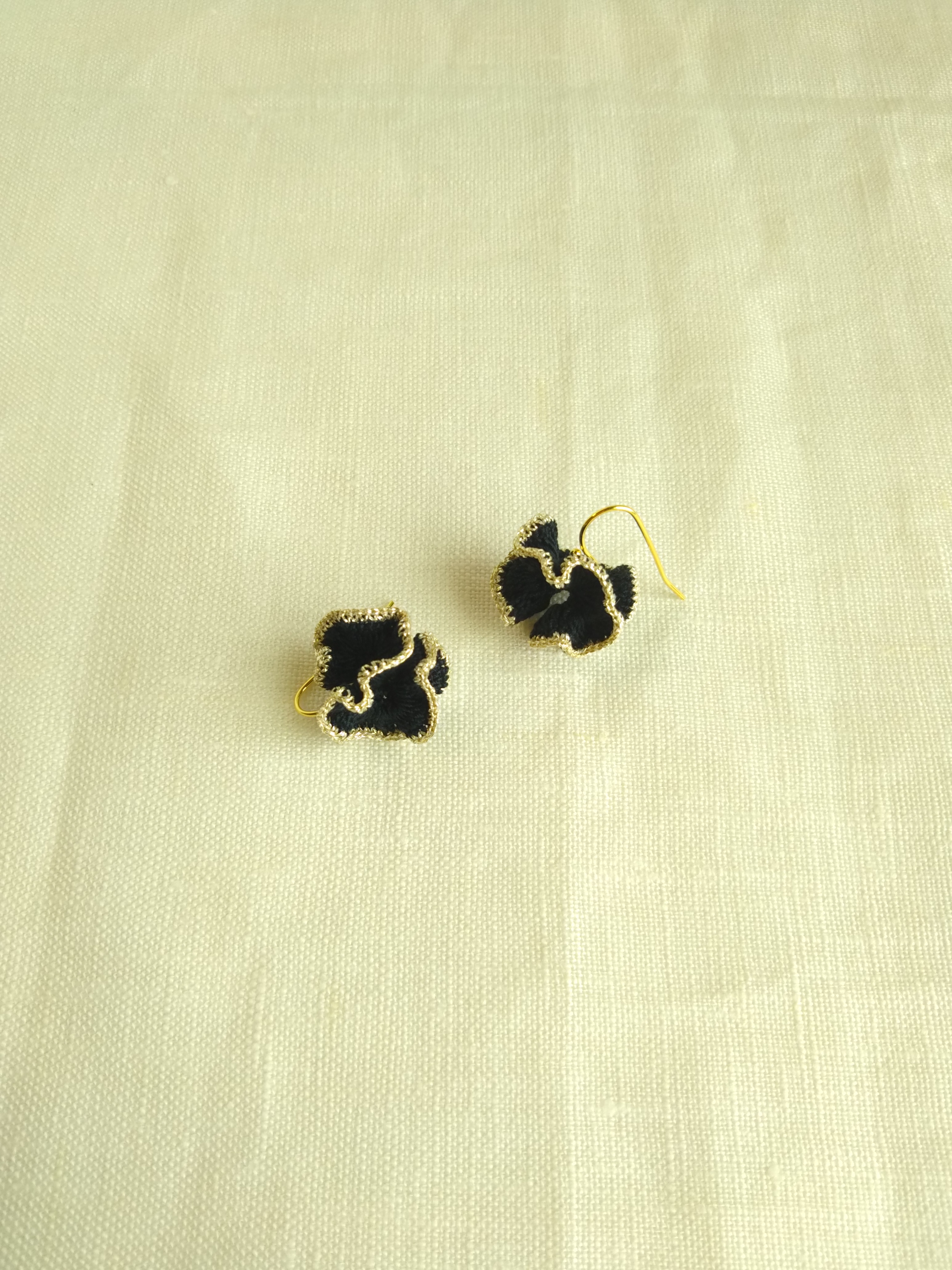 レース編みの耳飾り "tutu/チュチュ" ブラック(ピアス)